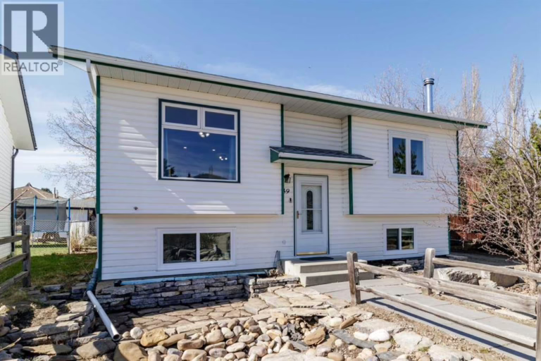 39 Cedar Crescent, Lacombe