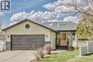 Listing photo – 1012 2 Street NE, Sundre