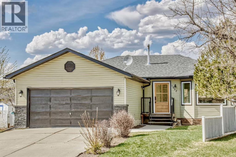 Listing photo – 1012 2 Street NE, Sundre