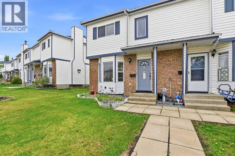 Affordable homeownership awaits in this end unit townhouse tucked away on a quiet close in Eastview