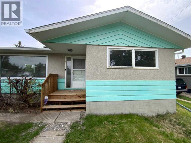 521 4 Street SE, Three Hills
