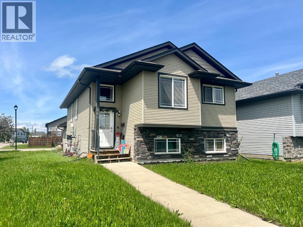 Listing photo – 660 Red Oak Close, Rural Red Deer County