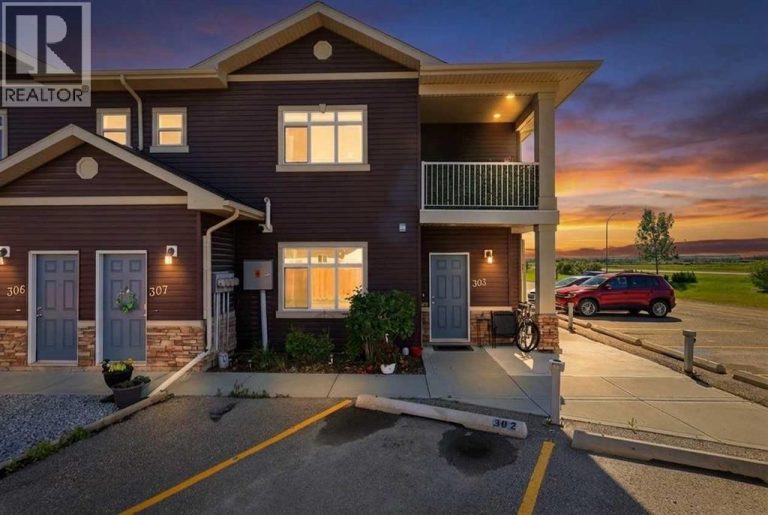 303, 639 Oak Street, Springbrook