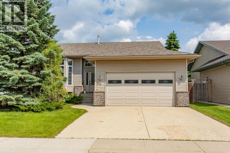 21 Royal Crescent, Lacombe