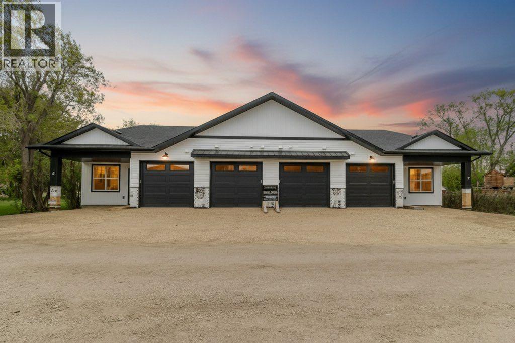 Listing photo – 8, 5463 55 Avenue, Lacombe