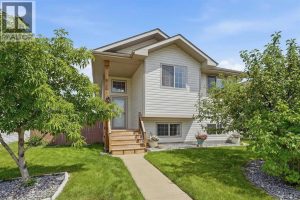Listing photo – 27 Hallgren Drive, Sylvan Lake