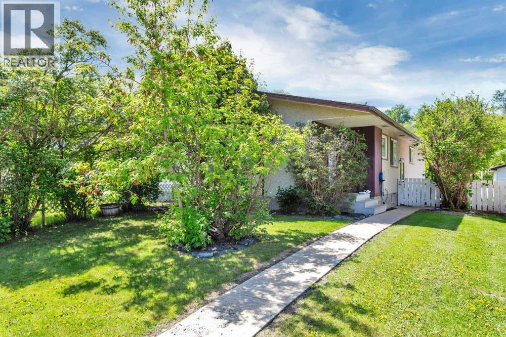 Listing photo – 5912 61 Avenue, Red Deer