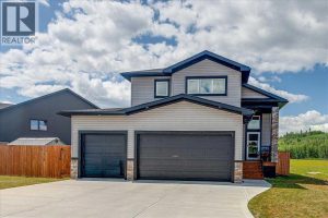 Listing photo – 136 12 Avenue NE, Sundre