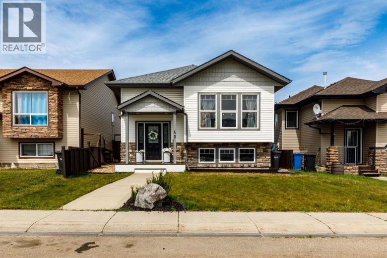 Listing photo – 42 Hawthorne Way, Penhold
