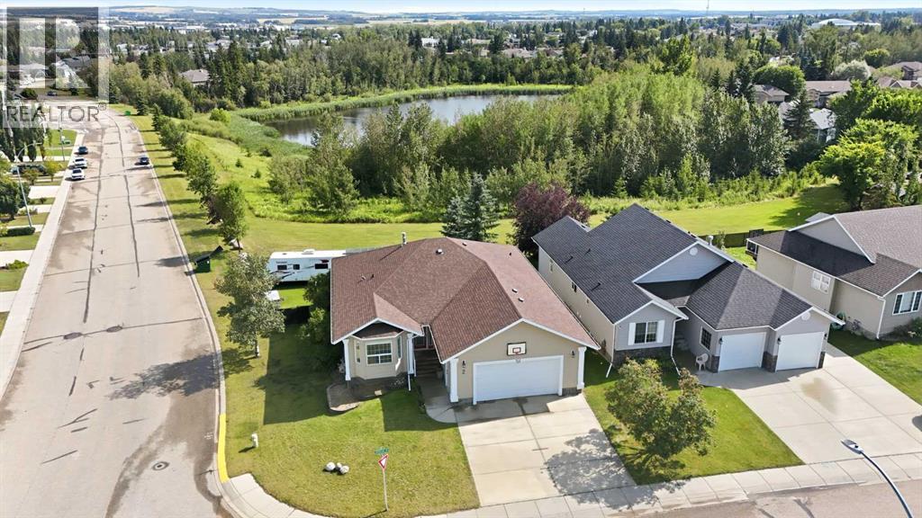Listing photo – 2 Estella Crescent, Lacombe