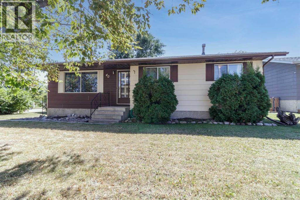 Listing photo – 40 Laura Close, Penhold