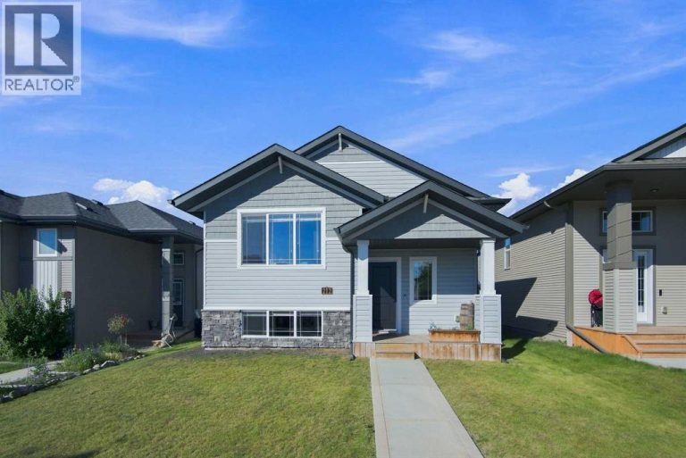 Listing photo – 212 Thomlison Avenue, Red Deer
