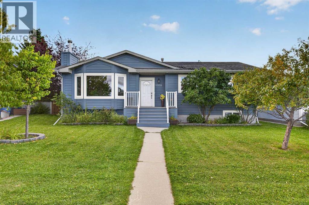 Listing photo – 1008 2 Street NE, Sundre