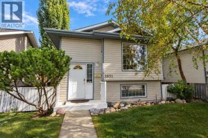 Listing photo – 5851 58 Avenue, Red Deer