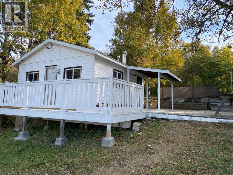 313 Minnewaukan Road, Tillicum Beach
