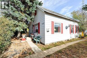 Listing photo – 5201 50 Street, Daysland