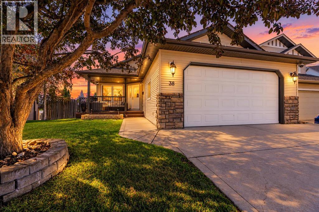 Listing photo – 38 Ivany Close, Red Deer