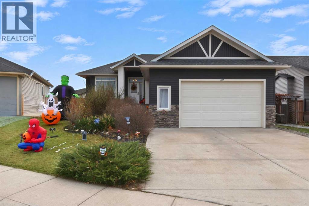 Listing photo – 227 11A Avenue NE, Sundre